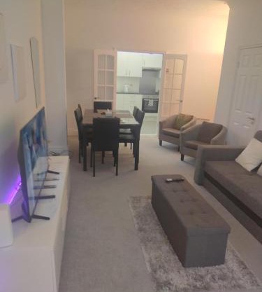 Modern 2 bed house sleeps 6