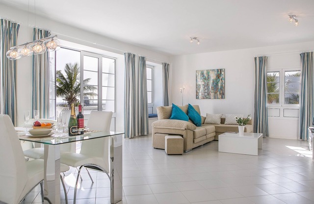 Moderno apartamento de 2 dormitorios en el corazón de Puerto Calero Marina