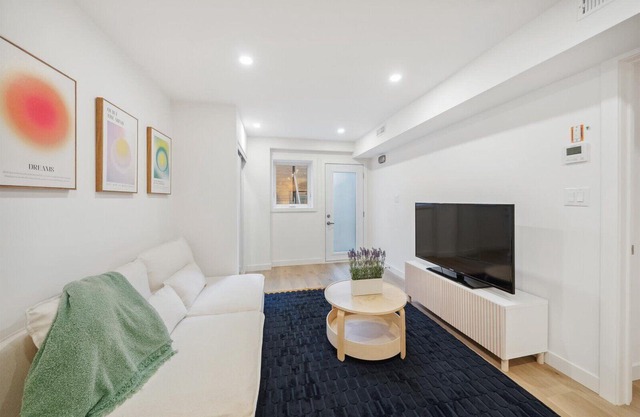 Modern 2-Bedroom, Newly Renovated in Central Toronto