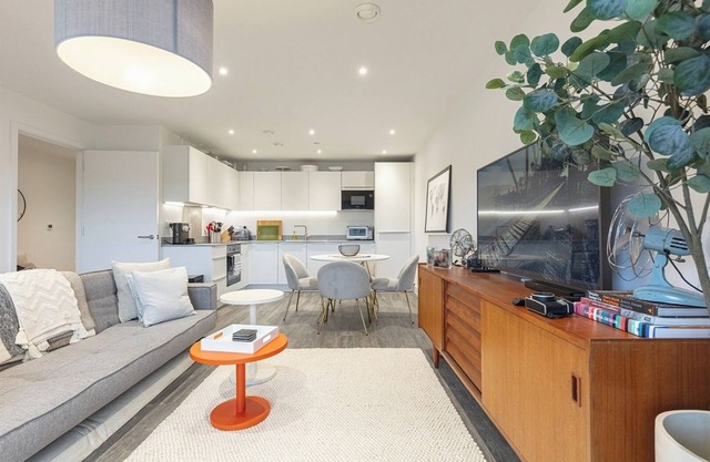 Modern 2BD Apt w/ Balcony and Parking - Near London