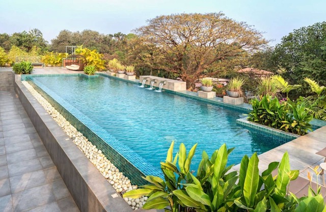 Modern 2bhk w Pool Access 5km to Coco Beach