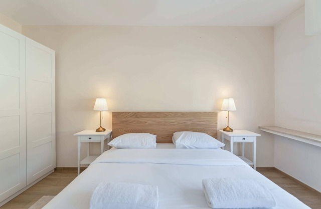 Modern 2BR Apt with Balcony in Central Howald