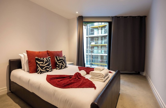 Modern 2BR Flat w/ Balcony – Prime London Location