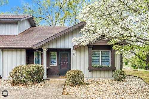 Modern 2BR Townhouse - Near Bike Trails & Golf