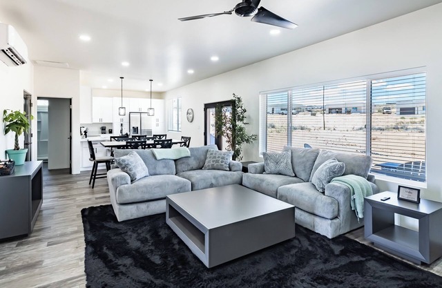 Modern 3BR- Minutes from Wawheap and Lone Rock-Hot Tub-Garage Access-Fire pit