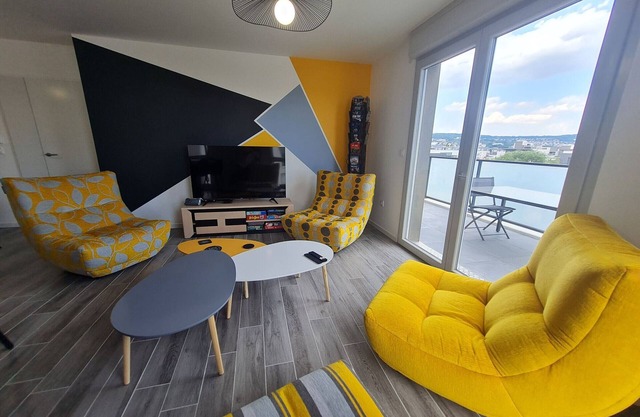 Apartamento moderno de 3 dormitorios con vistas al canal, parking e internet en Nancy
