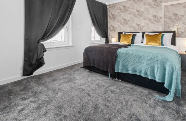Modern 3 bedroom house with private parking, modern kitchen and easy access around Glasgow