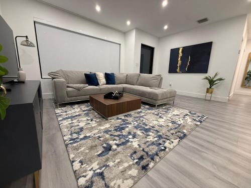 Modern 3BR-3 Bath Home near Calle 8 & Brickell 1GB Wi-Fi Speed