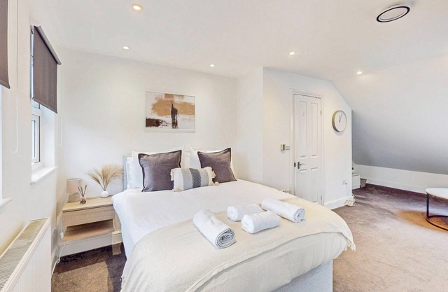 Modern 3BR APT,25 Min to AELTC Tennis Championship