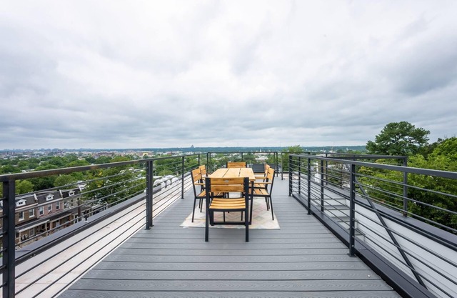 Modern 3BR Condo, Rooftop & Downtown Views