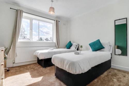 Modern 3BR Escape, Work & Relax, Fast Links to London, Free Parking