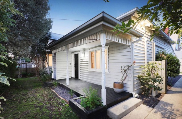 Modern 3BR Family Home in Melbourne | Spacious Backyard, Free Parking, Private Tennis Court, Near Highpoint & 20 Mins to CBD