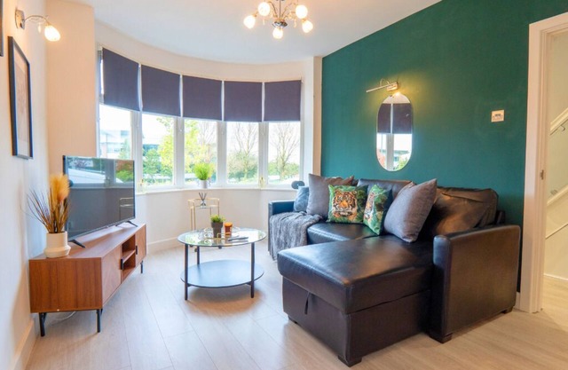 Modern 3BR w/ WIFI, TV, Workspace and Parking, in Solihull near Resorts World