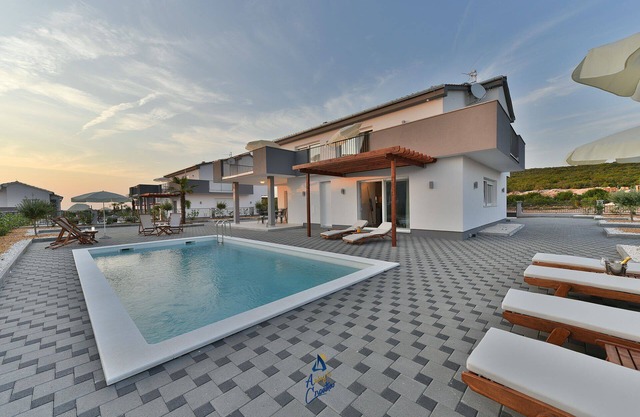 Moderna villa de 4 dormitorios con piscina climatizada para hasta 8 huéspedes