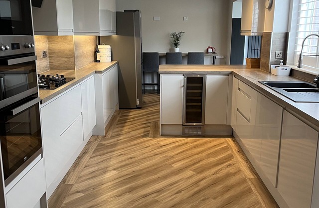 Seaside Stays - Modern 4 bedroom home with sea views