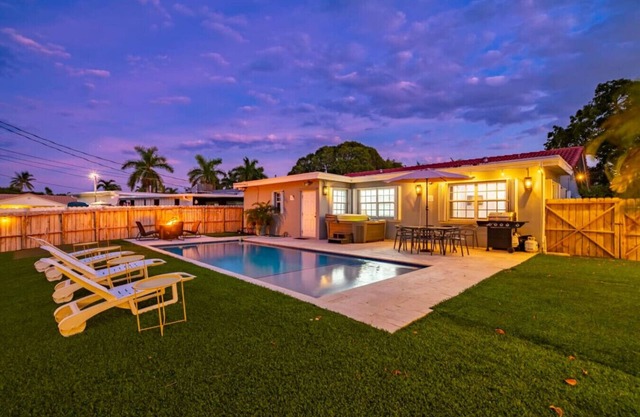 Modern 4BR Home, Heated Pool / Jacuzzi / Game Room