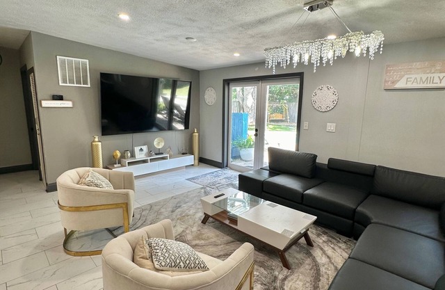 Poolside Paradise, 4BR Jax Gem Near the Beach