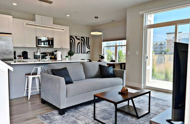 Modern 4BR Townhouse w/ Parking & Lake Views