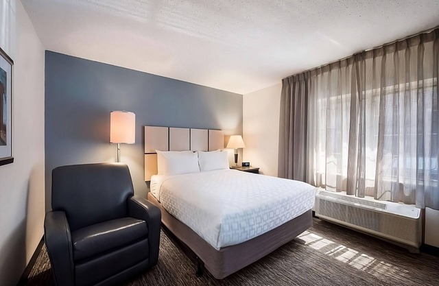 Modern and Stylish Suite in Tempe! 2 Spacious Units, Full Kitchen, Outdoor Pool!
