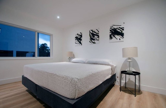 CASA CANAL - 1 · Modern Apart beside canal, near beach w/parking