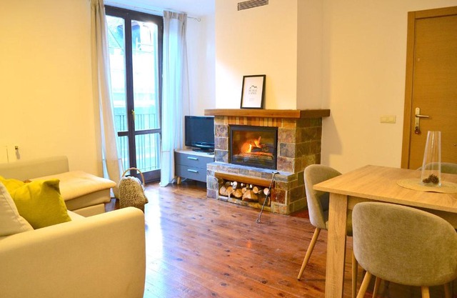 Modern apartament de muntanya amb llar de foc by RURAL D'ÀNEU