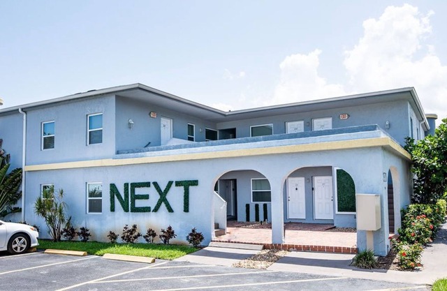 Modern Apartment 1 Mile away from the Beach!