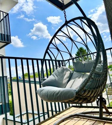 Modern Apartment with Terrace & Free Parking - Nearby Metro