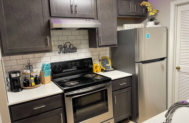 Clean Modern Apt w/ Community Pool and Mini Gym Near Multiple Shopping Areas