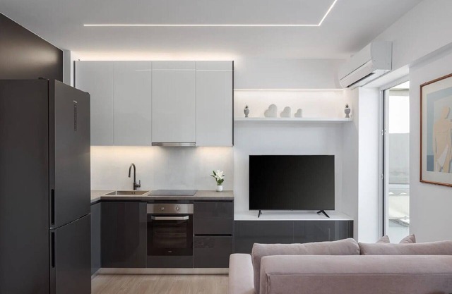 Modern Athens Apartment | Apartment Luxe | 1 Bedroom | Balcony with Garden Views | Private Hot Tub | 200 m to Sea | Vouliagmeni