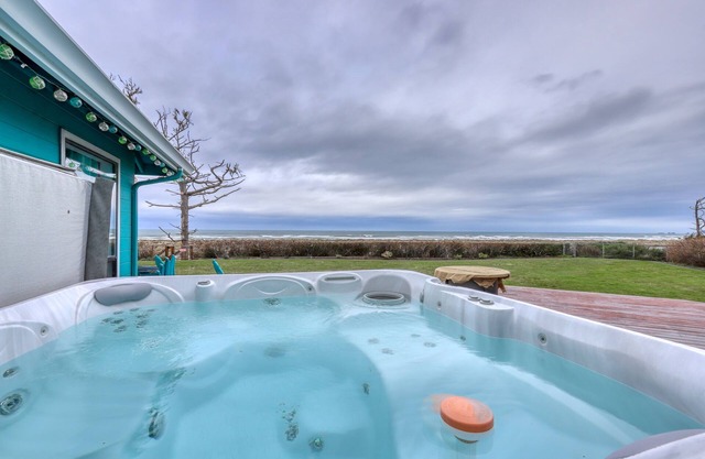 Moderna casa de playa con magníficas vistas del océano, jacuzzi privado y chimenea.