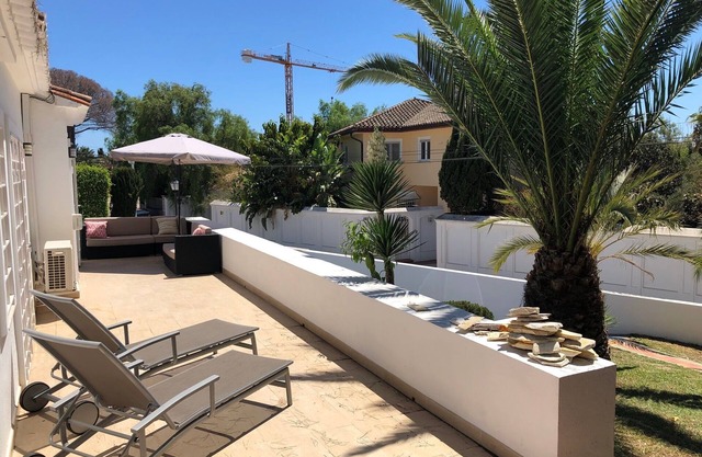 Villa moderna y brillante, con piscina, amplios jardines y sólo 300 metros de las maravillosas playas