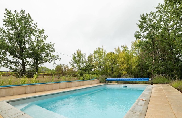 Bungalow en una ubicación tranquila en Midi-Pyrénées con piscina privada