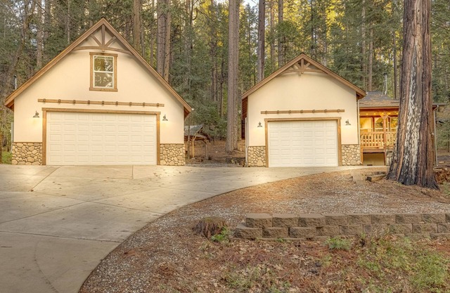 Modern cabin w/ separate studio! Close to lakes, bike/hike trails, ski slopes
