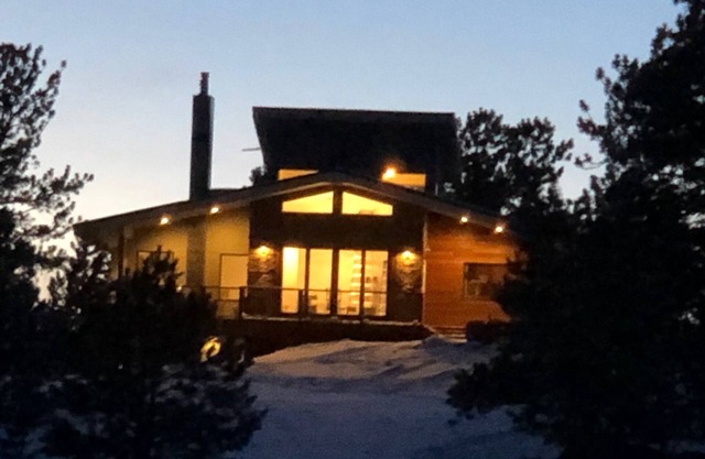 Modern cabin with WiFi, bordering Pike National Forest.