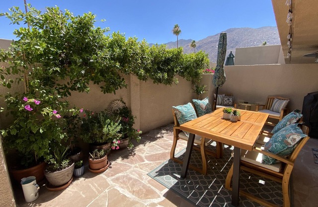 Modern Casita Comfort near the Heart of Town
