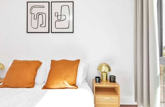 Modern Central Luxe Apt with Balcony and Views / 10 mins from Tower Bridge!