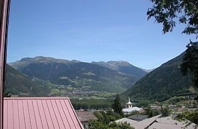 Chalet moderno con vistas a la montaña completa de balcón orientado al sur