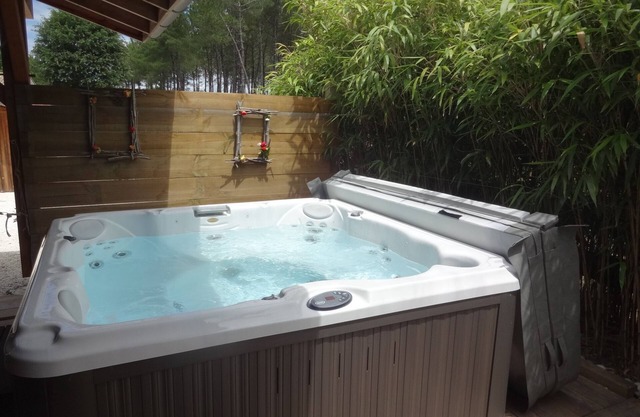 Chalet moderno y acogedor jacuzzi privado, tranquilo frente al bosque, cerca del lago y el océano.