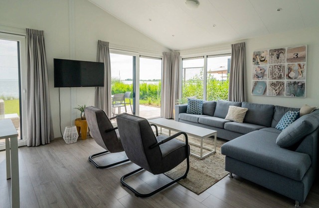 Chalet moderno en el agua del Markermeer