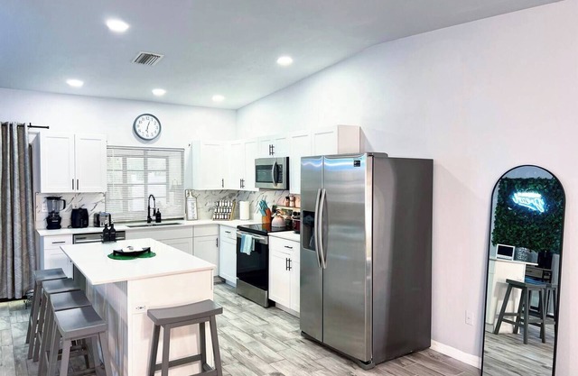 Modern Comfort: Spacious Home, Garden Viewnn