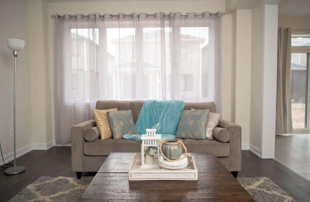 Modern Comfort w/ 5 BEDS close to Welland
