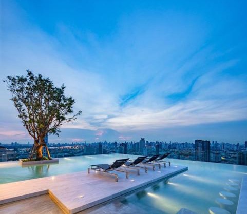 Modern condo nr BTS ONNUT WIFI with workroom