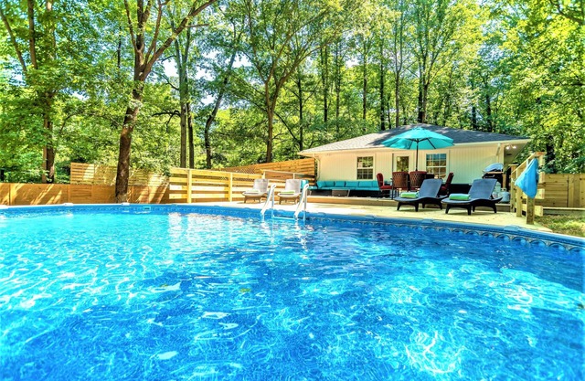 ¡Para estrenar! ¡Casa contemporánea moderna de 3 recámaras (4 camas) con jacuzzi y piscina!