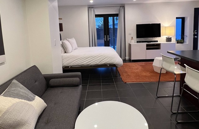 Modern cool, and spacious apartment. 5 minutes walk to the subway.
