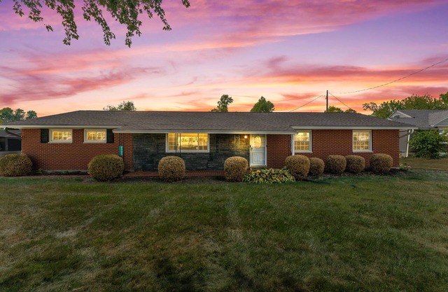 Modern & Cozy Beavercreek Retreat - 3BR Home w/ Patio – Sleeps 8