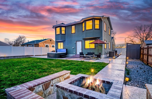 Modern & Cozy Retreat ~ Hot Tub ~ Mins to Downtown