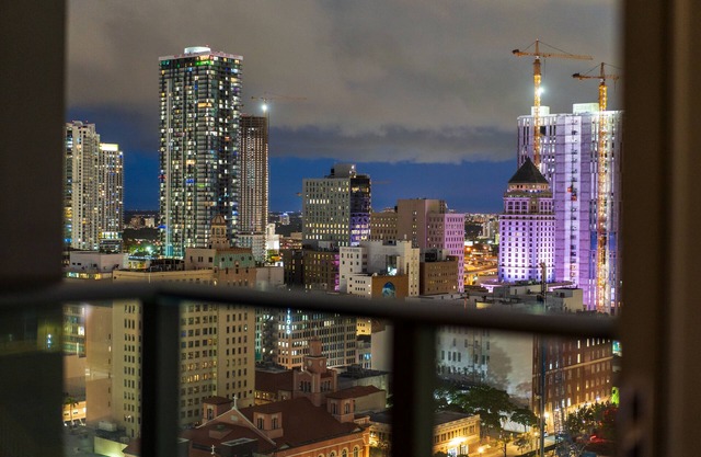Modern Downtown 2BR Condo in the Heart of Miami Infinity Pool & Resort Amenities