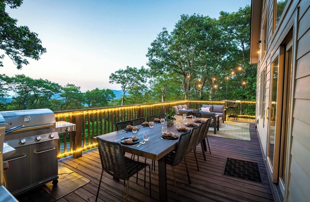 Elegant- 4 Outdoor Areas, Massage, Hot Tub, Sauna, Fam Friendly, Game Room, View