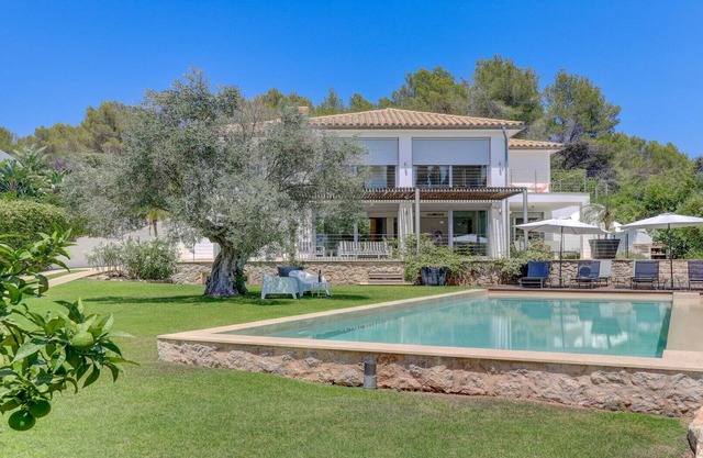 Modern family villa, gated pool & garden, WiFi