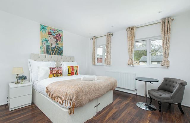 Modern Family-Friendly 4 Bedroom Apartment -Sleeps 9 in Style